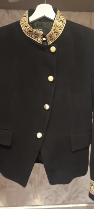 Americana Zara Basic Negra Bordada Dorada