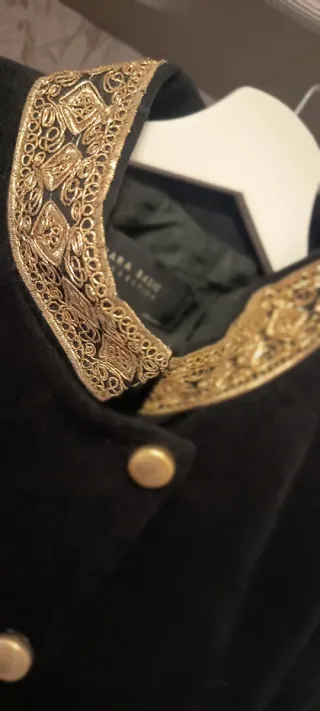 Americana Zara Basic Negra Bordada Dorada