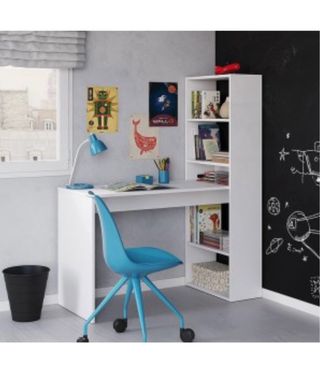 Escritorio blanco con estantería