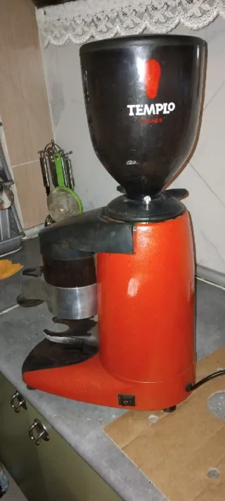 Molino de café TEMPIO rojo y negro