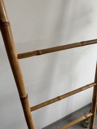 Escalera de bambú decorativa