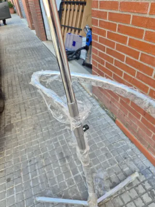 Colgador de metal plateado