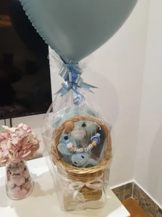 Cesta regalo bebé azul carrito peluche