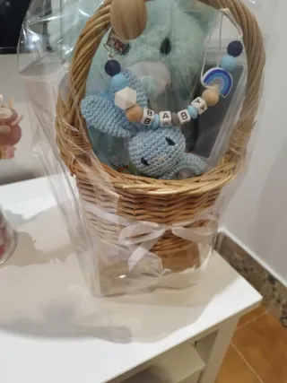 Cesta regalo bebé azul carrito peluche