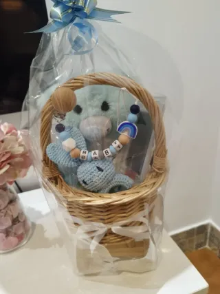 Cesta regalo bebé azul carrito peluche