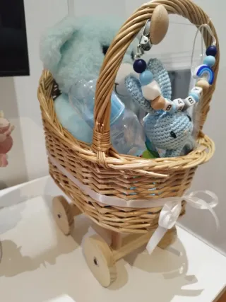 Cesta regalo bebé azul carrito peluche
