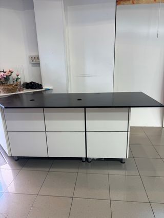 Mostrador negro y blanco