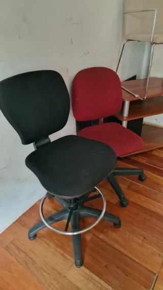 Lote Muebles Oficina: Sillas y Mesita