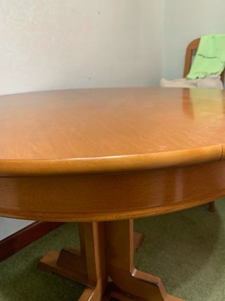 Mesa de comedor redonda de madera y sillas a juego