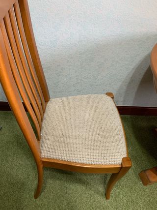 Mesa de comedor redonda de madera y sillas a juego