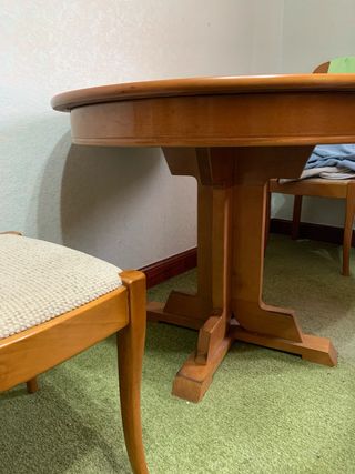 Mesa de comedor redonda de madera y sillas a juego