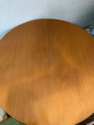 Mesa de comedor redonda de madera y sillas a juego