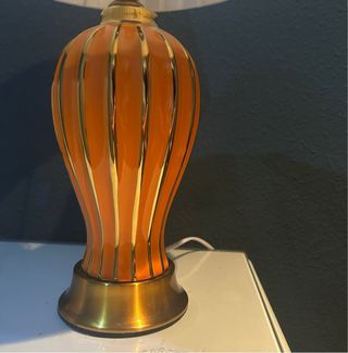 Elegante lámpara de mesa cerámica y metal