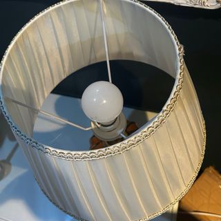 Elegante lámpara de mesa cerámica y metal