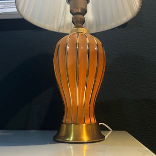 Elegante lámpara de mesa cerámica y metal