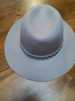 Cappello donna grgio con fascia