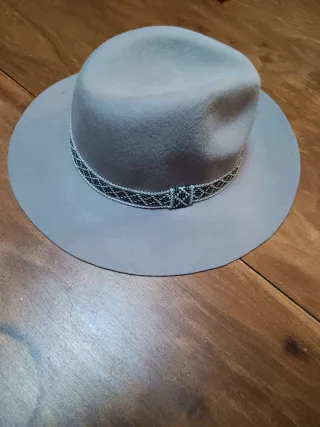 Cappello donna grgio con fascia