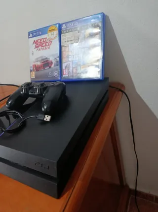 PS4 (PlayStation 4) Negra + 2 Juegos
