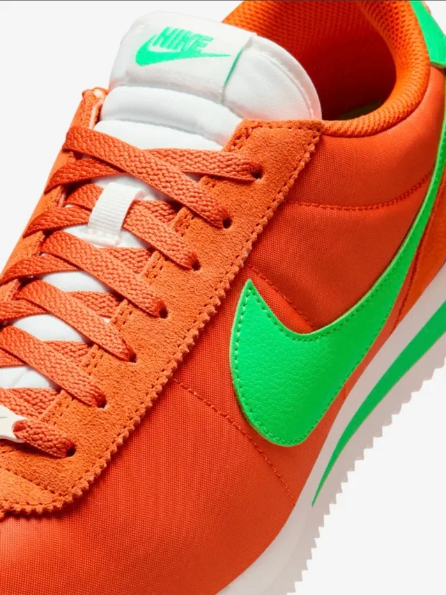 Zapatilla Deportiva Nike Cortez Textil Naranja.