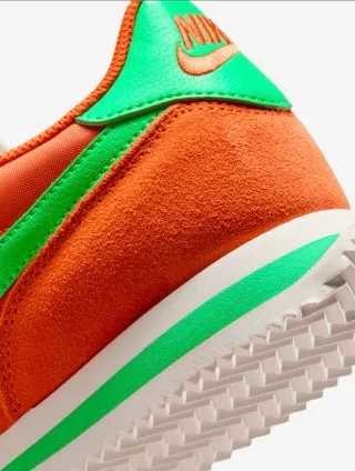 Zapatilla Deportiva Nike Cortez Textil Naranja.