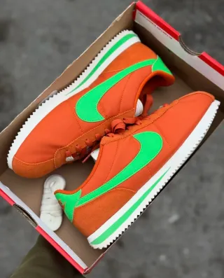 Zapatilla Deportiva Nike Cortez Textil Naranja.