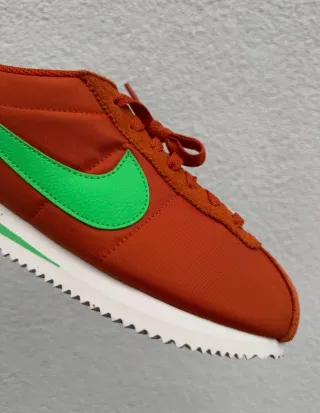 Zapatilla Deportiva Nike Cortez Textil Naranja.