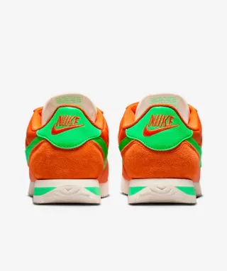 Zapatilla Deportiva Nike Cortez Textil Naranja.