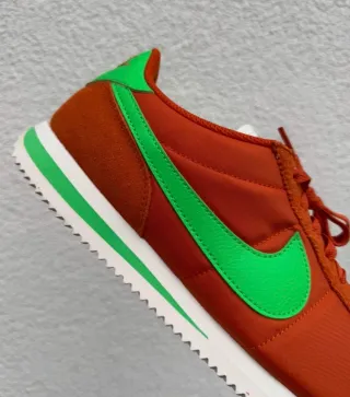 Zapatilla Deportiva Nike Cortez Textil Naranja.