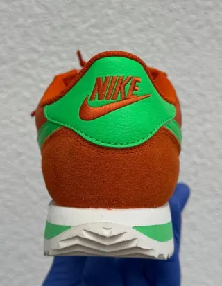 Zapatilla Deportiva Nike Cortez Textil Naranja.