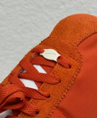 Zapatilla Deportiva Nike Cortez Textil Naranja.