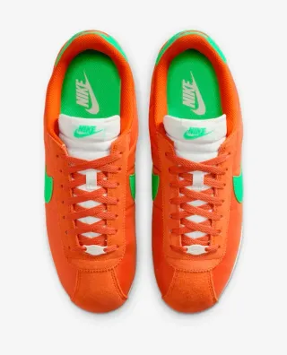 Zapatilla Deportiva Nike Cortez Textil Naranja.