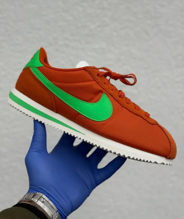 Zapatilla Deportiva Nike Cortez Textil Naranja.
