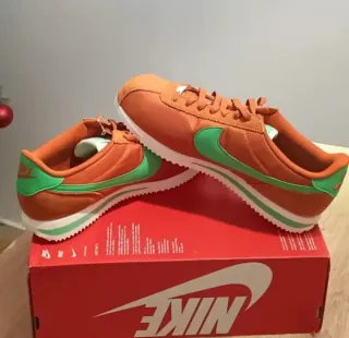 Zapatilla Deportiva Nike Cortez Textil Naranja.