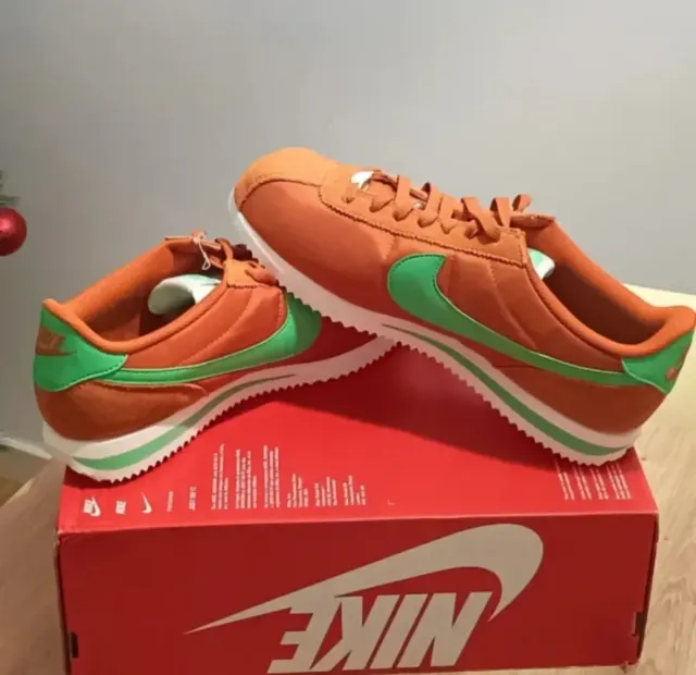 Zapatilla Deportiva Nike Cortez Textil Naranja.