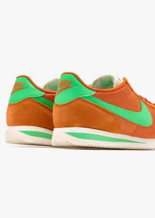 Zapatilla Deportiva Nike Cortez Textil Naranja.