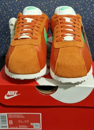 Zapatilla Deportiva Nike Cortez Textil Naranja.