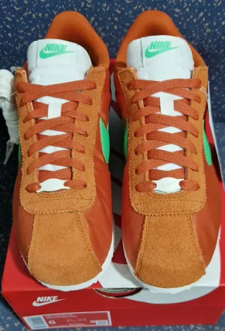 Zapatilla Deportiva Nike Cortez Textil Naranja.