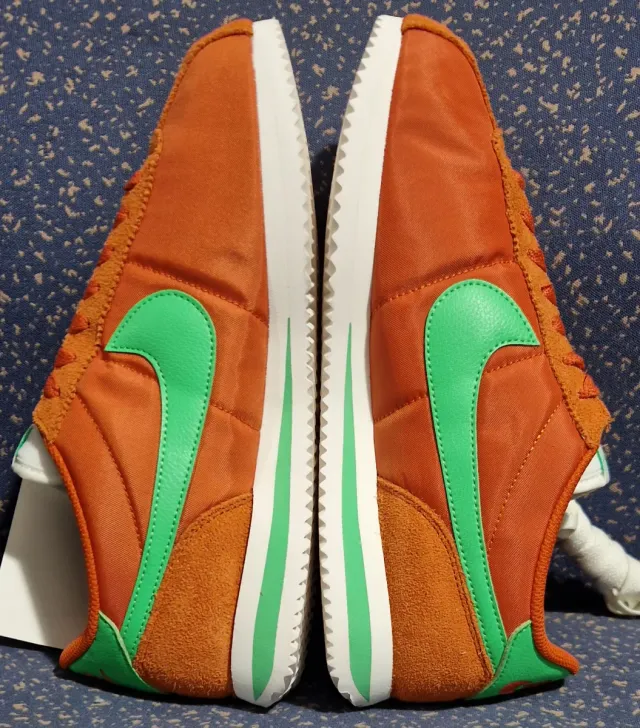 Zapatilla Deportiva Nike Cortez Textil Naranja.