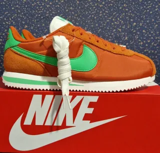 Zapatilla Deportiva Nike Cortez Textil Naranja.