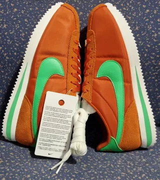 Zapatilla Deportiva Nike Cortez Textil Naranja.