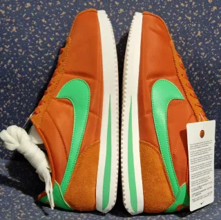 Zapatilla Deportiva Nike Cortez Textil Naranja.