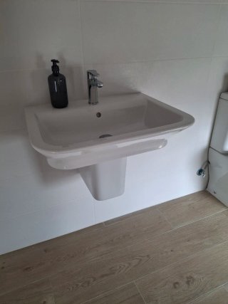 Lavabo de cerámica clásico