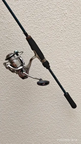 Caña y carrete de pesca spinning