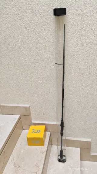 Caña y carrete de pesca spinning