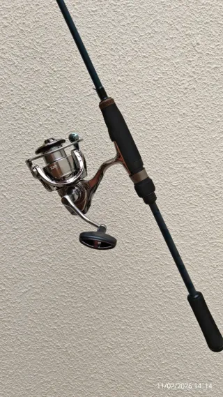 Caña y carrete de pesca spinning