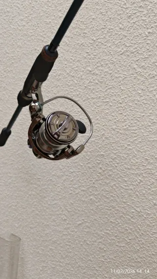 Caña y carrete de pesca spinning