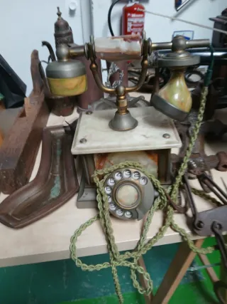 Teléfono antiguo mármol y metal