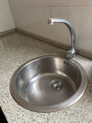 Fregadero redondo metálico con grifería