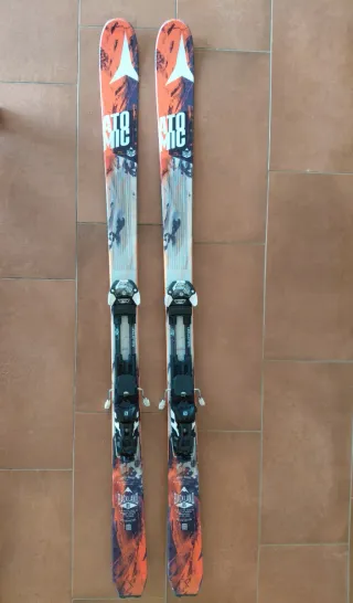 Esquís de travesía Atomic Backland 85 + pieles