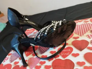 Zapatos de baile negros con pedrería.